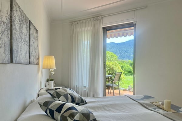Elegante Ferienwohnung mit grosser Terrasse, Gemeinschaftspool und direktem Seezugang 26