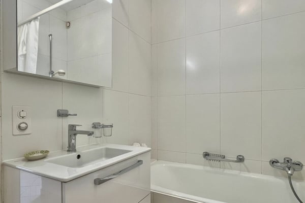 Elegante Ferienwohnung mit grosser Terrasse, Gemeinschaftspool und direktem Seezugang 19