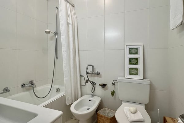 Elegante Ferienwohnung mit grosser Terrasse, Gemeinschaftspool und direktem Seezugang 18