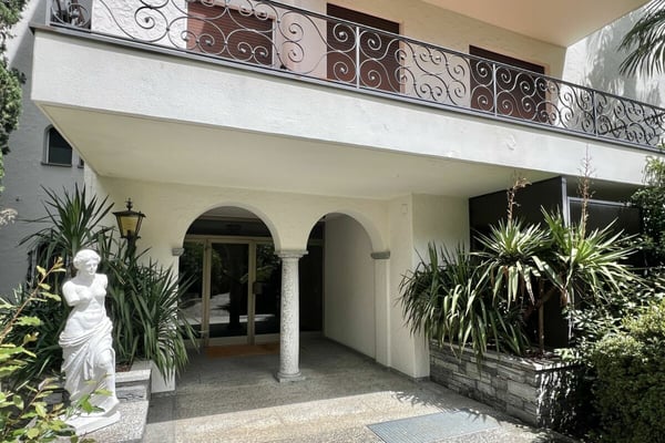 Elegante Ferienwohnung mit grosser Terrasse, Gemeinschaftspool und direktem Seezugang 14