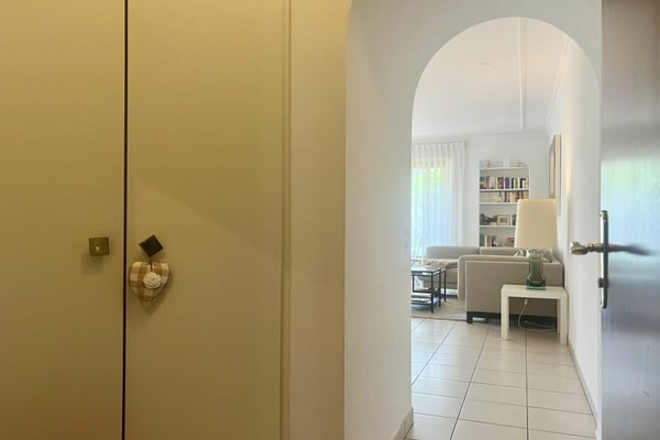 Elegante Ferienwohnung mit grosser Terrasse, Gemeinschaftspool und direktem Seezugang 15
