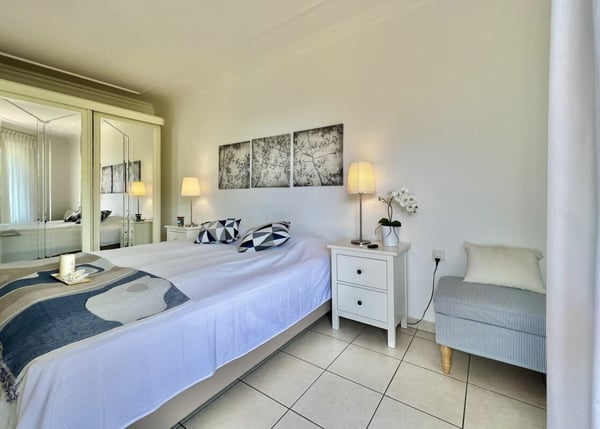 Elegante Ferienwohnung mit grosser Terrasse, Gemeinschaftspool und direktem Seezugang 24