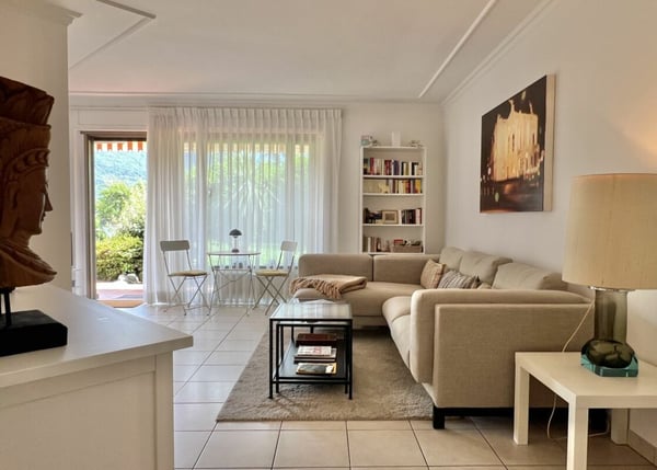 Elegante Ferienwohnung mit grosser Terrasse, Gemeinschaftspool und direktem Seezugang 2