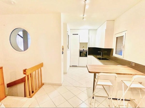 Affascinante duplex indipendente di 2 locali con giardino e spese forfait 10