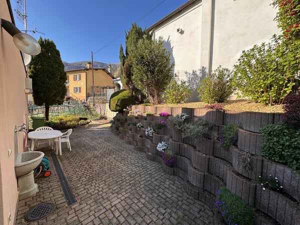 Affascinante duplex indipendente di 2 locali con giardino e spese forfait 12
