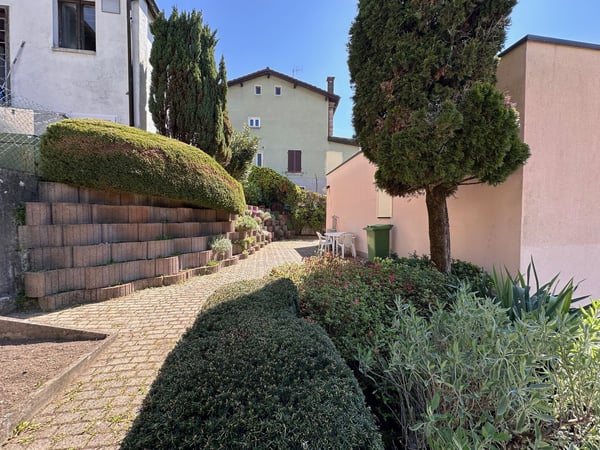 Affascinante duplex indipendente di 2 locali con giardino e spese forfait 13