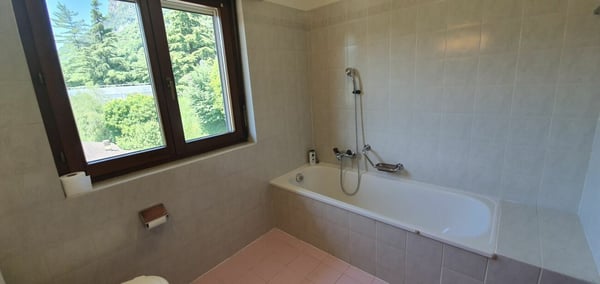 Ampio e ben strutturato con posteggio interno compreso vicino al Fox Town! 5