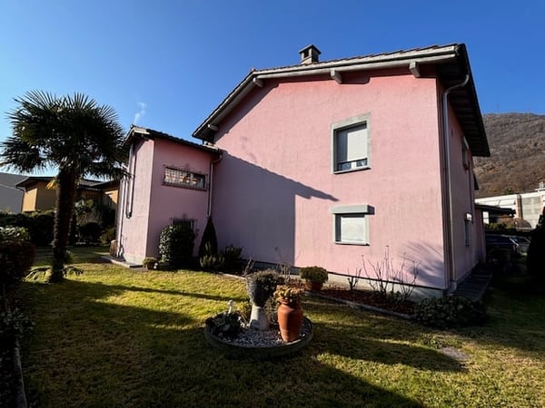 Casa bifamiliare con progetto approvato per sopraelevazione di un piano 6