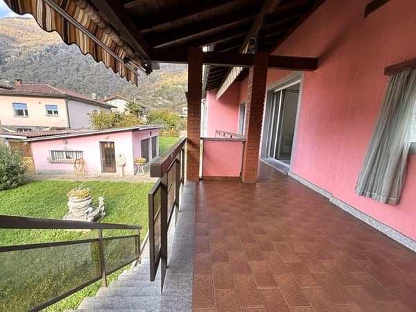 Casa bifamiliare con progetto approvato per sopraelevazione di un piano 1