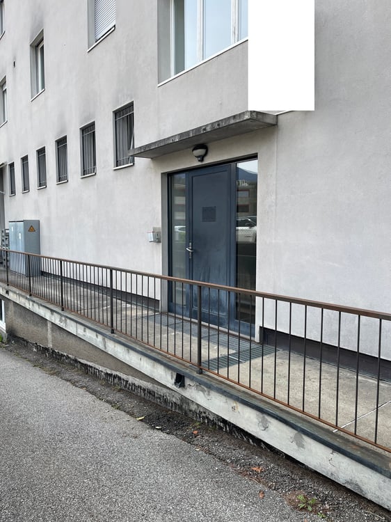 Ottimo investimento di Spazio Commerciale in Vendita a Lamone 12