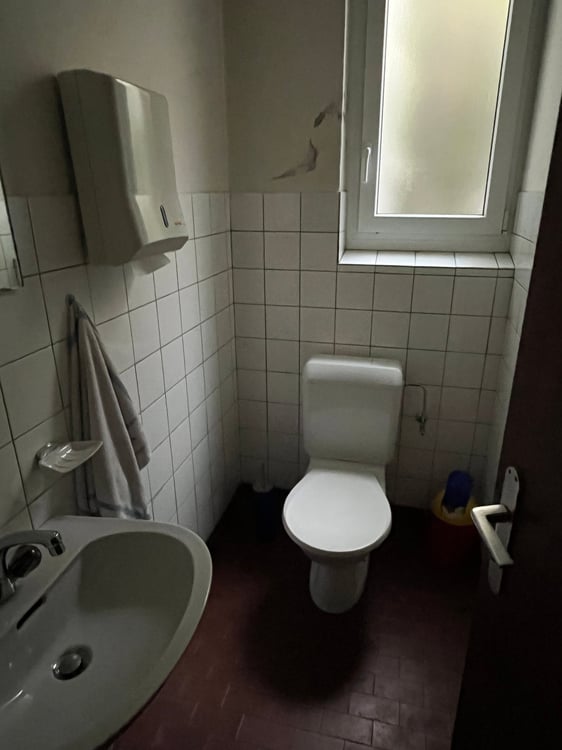 Ottimo investimento di Spazio Commerciale in Vendita a Lamone 7