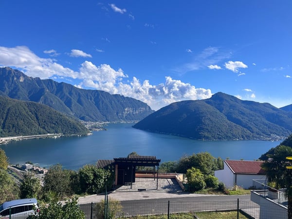 Accogliente 3,5 locali a Carona con giardino e vista panoramica
