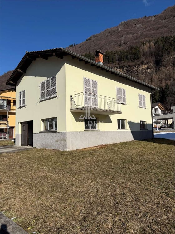 Casa unifamiliare con ampio terreno ad Aquila-Blenio 1