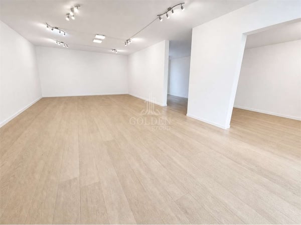 Spazio commerciale / showroom con 4 posti auto in posizione strategica 6