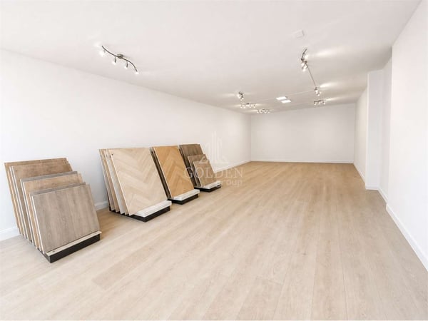 Spazio commerciale / showroom con 4 posti auto in posizione strategica 5