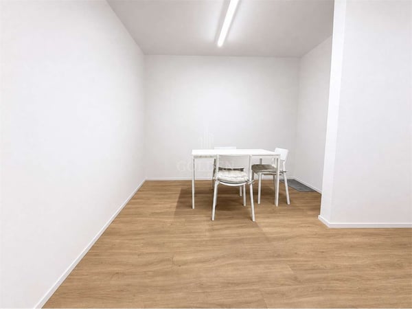 Spazio commerciale / showroom con 4 posti auto in posizione strategica 9
