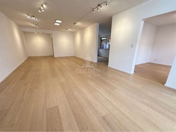 Spazio commerciale / showroom con 4 posti auto in posizione strategica 1