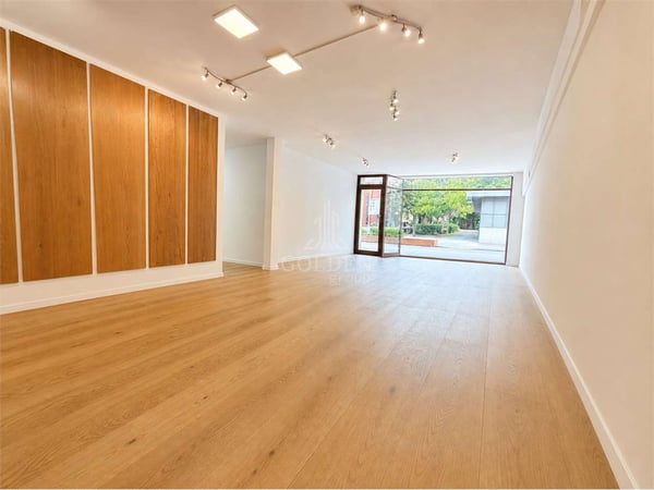 Spazio commerciale / showroom con 4 posti auto in posizione strategica 3