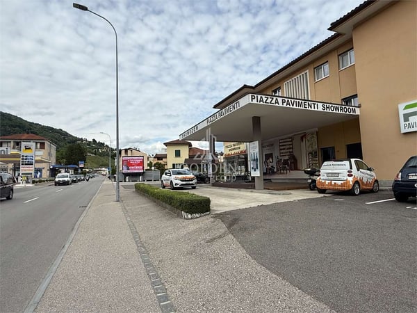 Spazio commerciale / showroom con 4 posti auto in posizione strategica 10