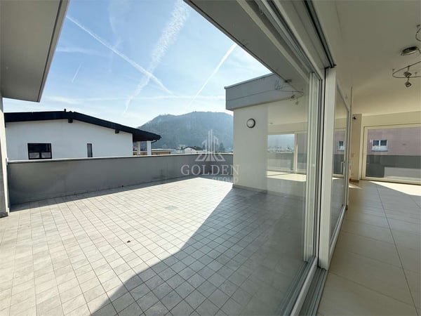 4.5 locali con grande terrazza panoramica e accesso privato al piano a 1