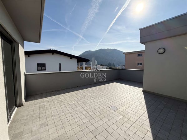 4.5 locali con grande terrazza panoramica e accesso privato al piano a 11