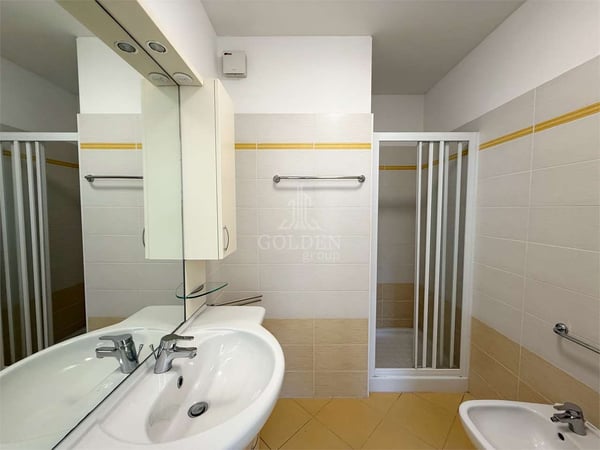 4.5 locali con grande terrazza panoramica e accesso privato al piano a 10