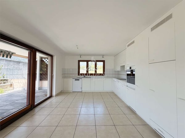 Ampio 4.5 locali con giardino privato e terrazza coperta 4