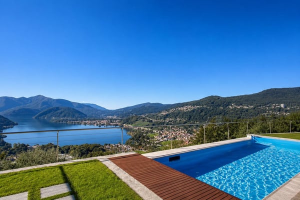 Elegante villa con vista panoramica sul lago, piscina a sfioro e giardino privato