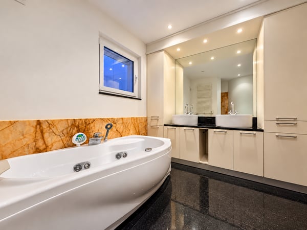 Elegante villa con vista panoramica sul lago, piscina a sfioro e giardino privato 23