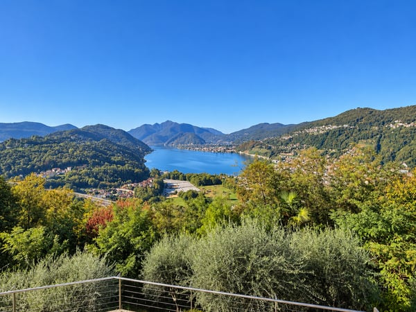 Elegante villa con vista panoramica sul lago, piscina a sfioro e giardino privato 8