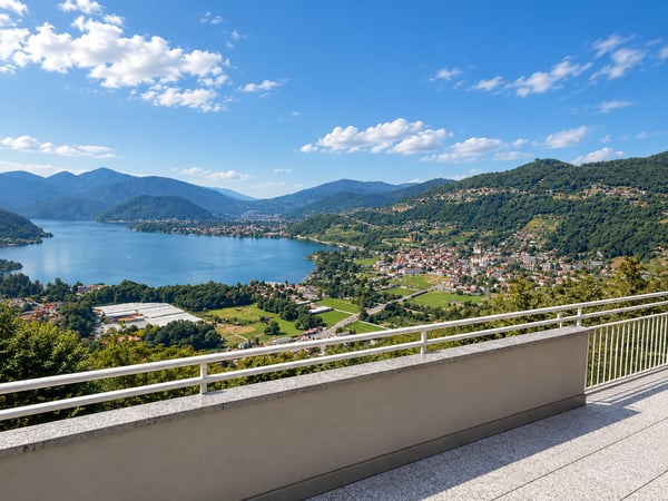 Elegante villa con vista panoramica sul lago, piscina a sfioro e giardino privato 8