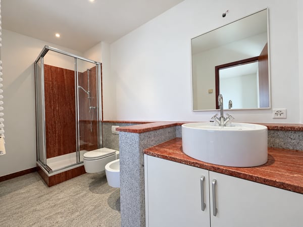 Elegante villa con vista panoramica sul lago, piscina a sfioro e giardino privato 32