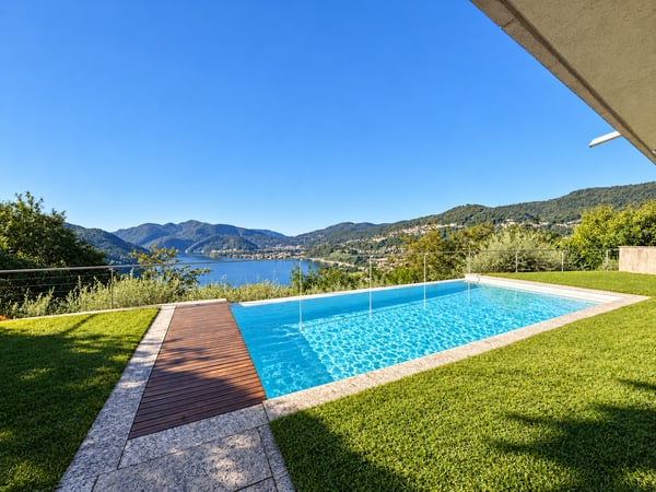 Elegante villa con vista panoramica sul lago, piscina a sfioro e giardino privato