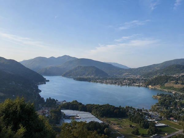 Elegante villa con vista panoramica sul lago, piscina a sfioro e giardino privato 7