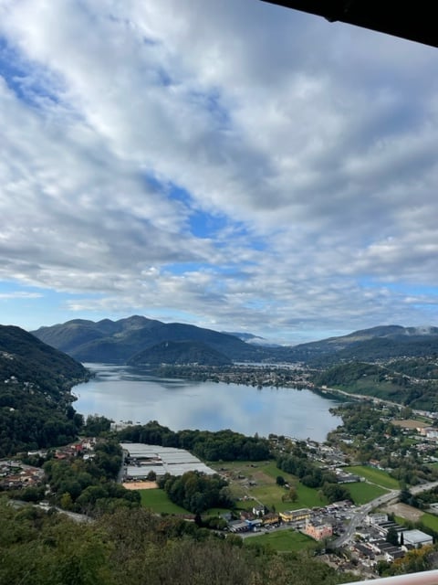 Elegante villa con vista panoramica sul lago, piscina a sfioro e giardino privato 3