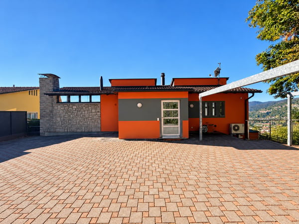 Elegante villa con vista panoramica sul lago, piscina a sfioro e giardino privato 18