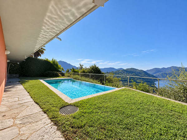 Elegante villa con vista panoramica sul lago, piscina a sfioro e giardino privato 7