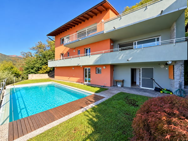 Elegante villa con vista panoramica sul lago, piscina a sfioro e giardino privato 5