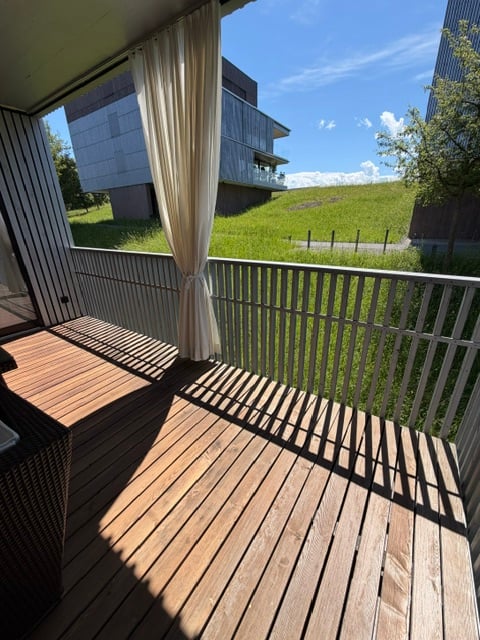Hochwertige 2.5-Zimmer-Wohnung mit grosszügigem Wohnbereich und 10 m² Südwest-Terrasse