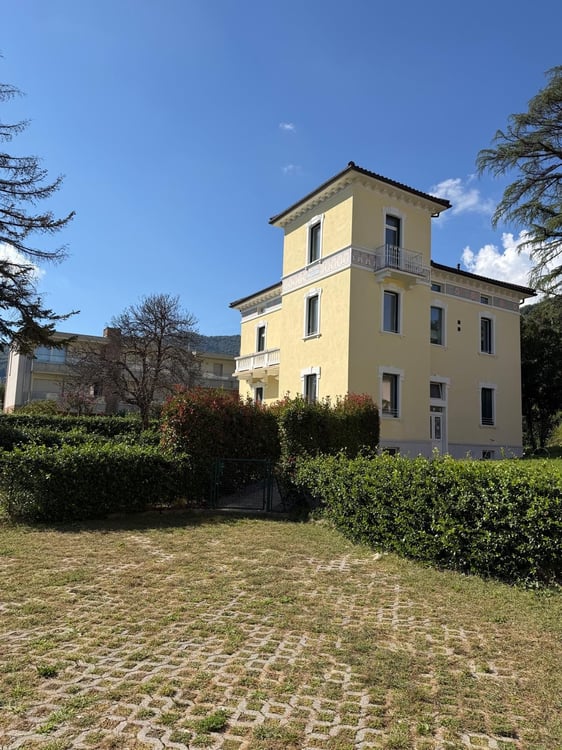 Magliaso – Elegante 3,5 locali immerso nel verde con balcone e posteggio 12