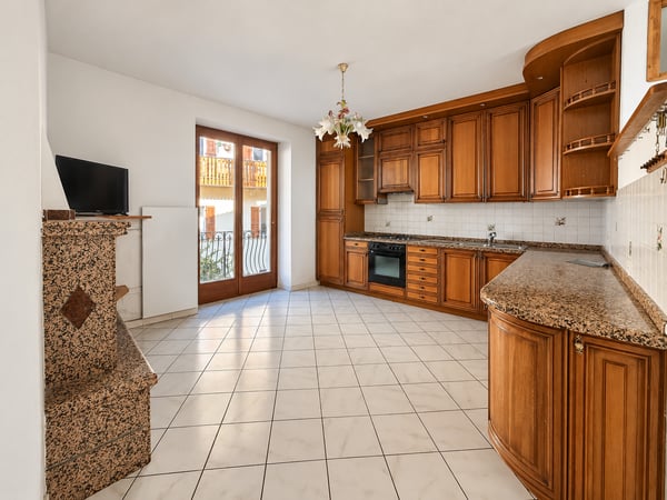 Collina d’Oro: potenziale a reddito o una casa di 7 locali tutta da vivere