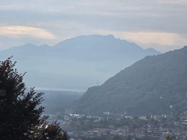 Casa bifamiliare con bella vista, terreno e possibilità di ampliamento 2