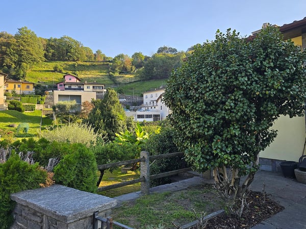 Casa bifamiliare con bella vista, terreno e possibilità di ampliamento 3