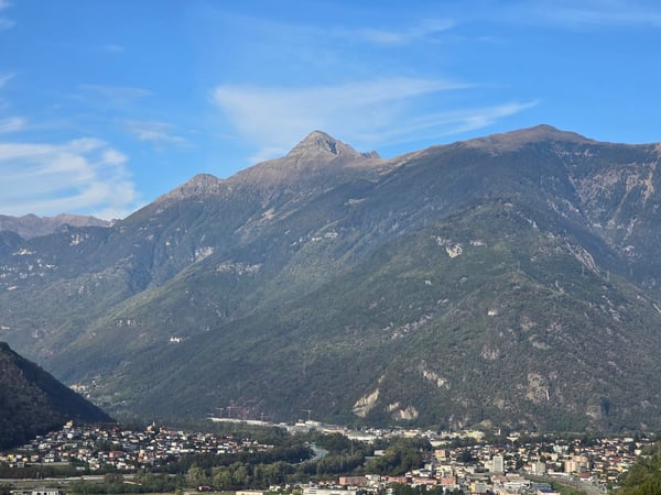Casa bifamiliare con bella vista, terreno e possibilità di ampliamento 1