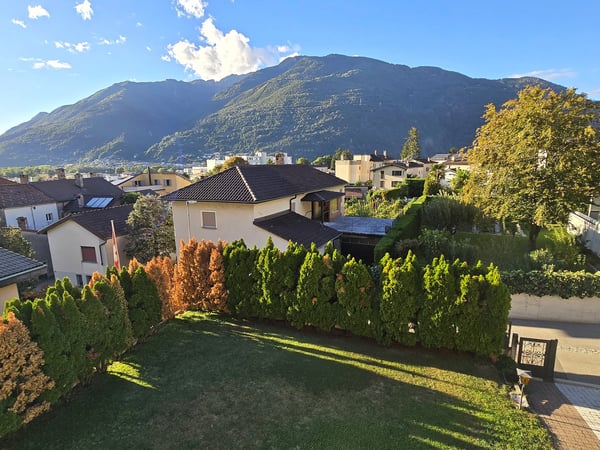 Ampia villa unifamiliare con piscina, terreno edificabile e bella vista 2