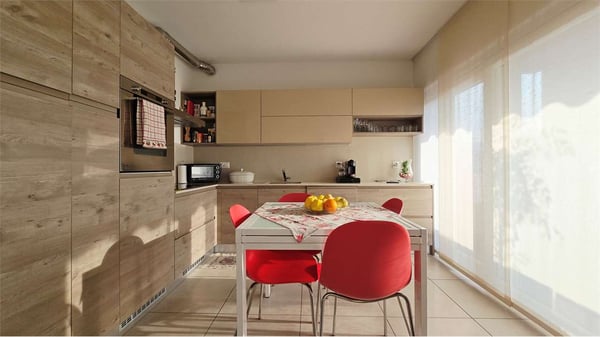 Ampio appartamento 4.5 locali in zona tranquilla e verdeggiante 2