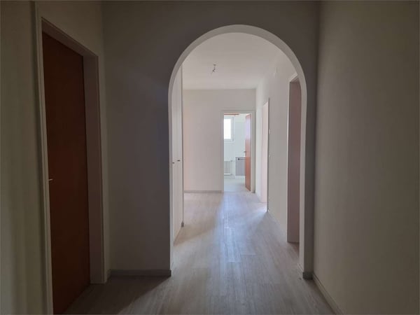 Affittasi spazioso 4.5 locali ristrutturato con balcone e posteggio - 6