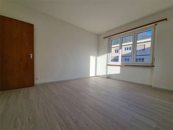 Affittasi spazioso 4.5 locali ristrutturato con balcone e posteggio - 4