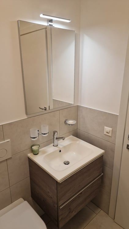 Moderno appartamento 2.5 locali con balcone e vista aperta 9