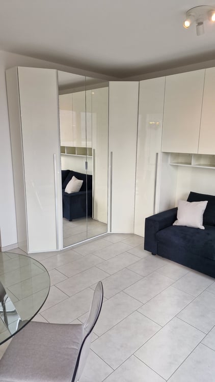 Moderno appartamento 2.5 locali con balcone e vista aperta 4